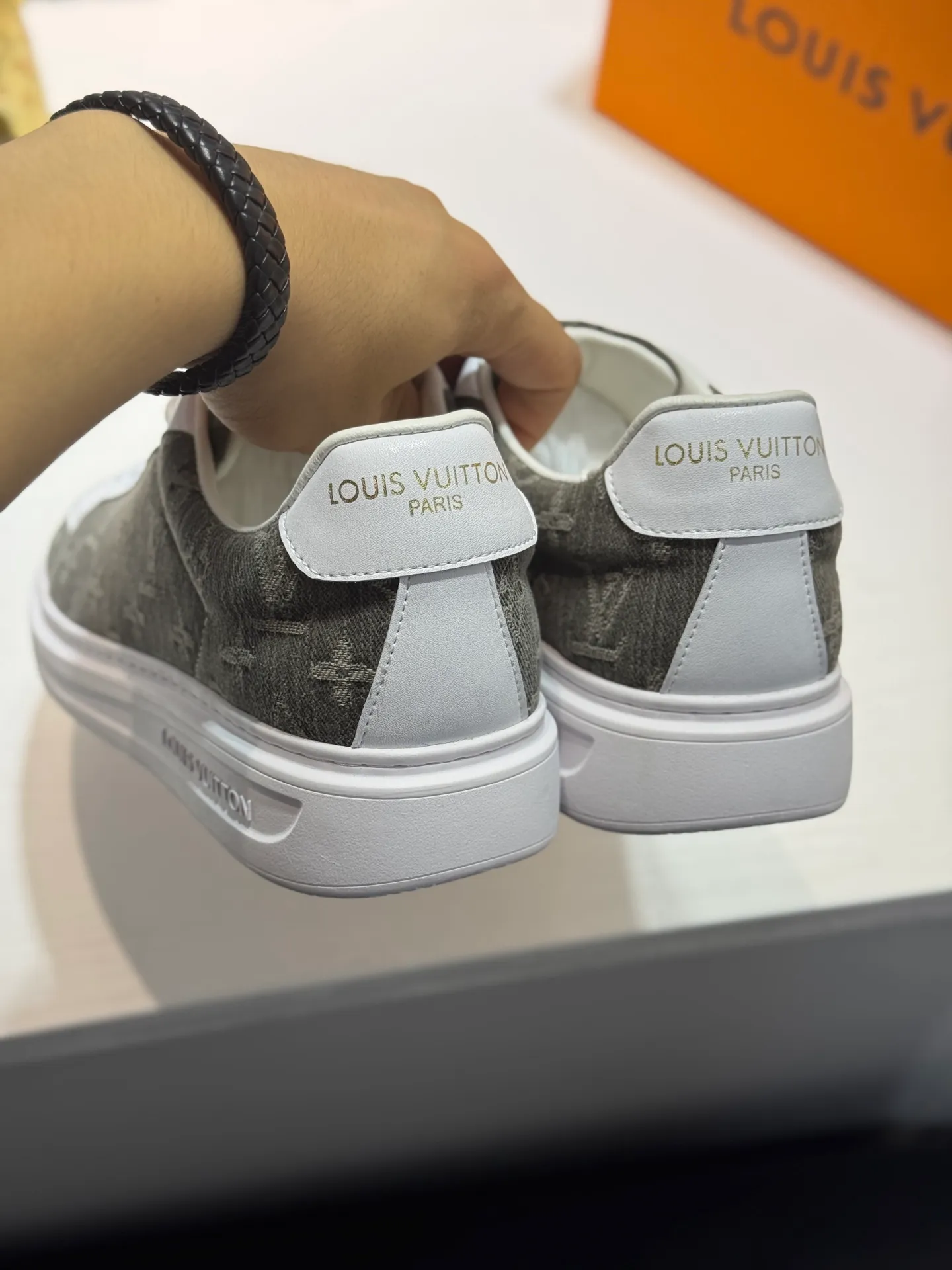 Men's shoes 💰400 [New style] 🐞🐞Top original order - LV [Louis Vuitton] counter new men's casual series! 🔥Globally limited edition💯The upper is made of cowhide with sheepskin lining➕Original rubber outsole, which is lighter and non-slip. Fashion focuses on trends, versatile and hot styles, simple yet tasteful! Exudes a fashionable and casual atmosphere, fashion is at your feet, and you are full of confidence! Multiple colors available. A must-have for fashionistas! Size: 38-44 (45 customized